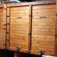 5 Grandi botti in legno per olio+ imbottigliatrice