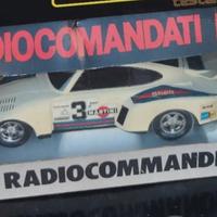 un'auto radiocomandata d'epoca, la Porsche Martini