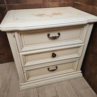comodino decorato 