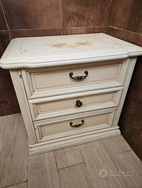 comodino decorato 