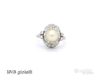 Anello in oro bianco con diamanti e perla