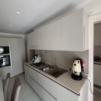 Cucina stosa con parete attrezzata