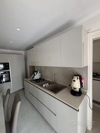 Cucina stosa con parete attrezzata