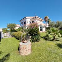 Villa bifamiliare con ampio terreno e vista mare