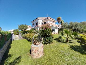 Villa bifamiliare con ampio terreno e vista mare