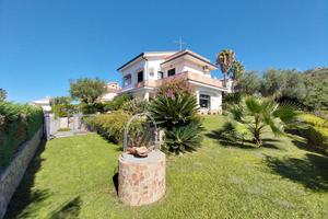 Villa bifamiliare con ampio terreno e vista mare