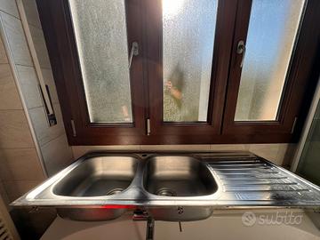 lavabo con vaschetta doppia e gocciolatoio