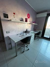 Doppia scrivania con cassettiera, mensole e sedie