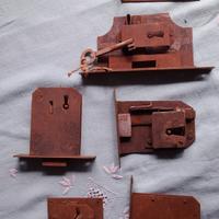 gruppo di serrature antiche