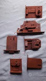 gruppo di serrature antiche