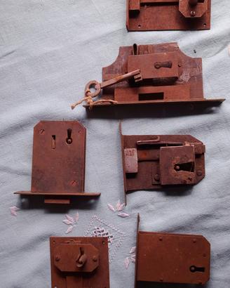 gruppo di serrature antiche