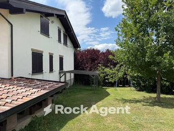 ALBARETO- VILLA INDIPENDENTE CON GIARDINO E MANSAR