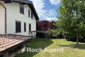 ALBARETO- VILLA INDIPENDENTE CON GIARDINO E MANSAR