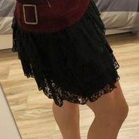 Minigonna a balze in pizzo nero
