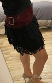 Minigonna a balze in pizzo nero