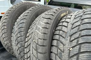 Gomme nokian 225 75 r16c