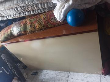 vecchio letto con portacuscini