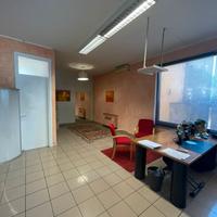 Strada di forte passaggio negozio + magazzino