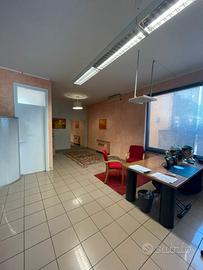 Strada di forte passaggio negozio + magazzino