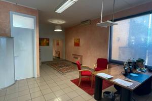 Strada di forte passaggio negozio + magazzino