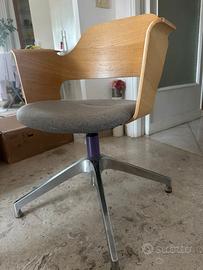 Sedia poltroncina  in legno e morbido sedile