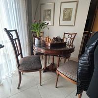 Tavolo da salotto e scacchiera
