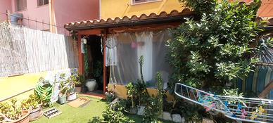 casa con giardino e garage 