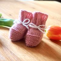Scarpine neonato ai ferri e porta ciuccio
