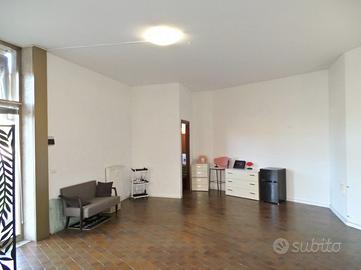 Negozio d'angolo vetrinato di 40mq