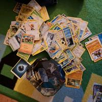circa 350 carte Pokemon con cofanetto in metallo.