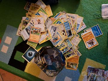 circa 350 carte Pokemon con cofanetto in metallo.