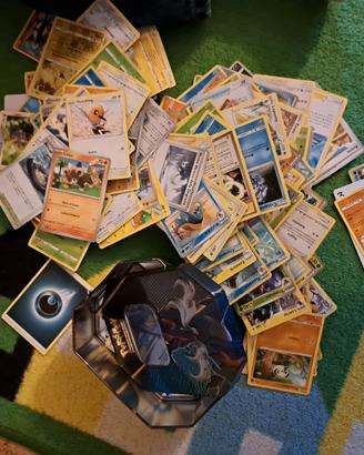 circa 350 carte Pokemon con cofanetto in metallo.