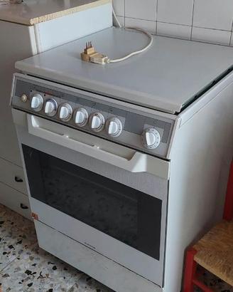 Cucina Ariston 5 fuochi con forno 70 cm