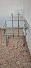Scrivania in vetro, postazione pc
