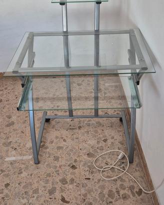 Scrivania in vetro, postazione pc
