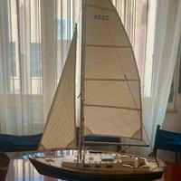 Barca in legno a vela