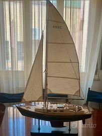 Barca in legno a vela