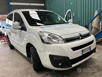 Furgone bianco berlingo
