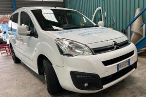 Furgone bianco berlingo