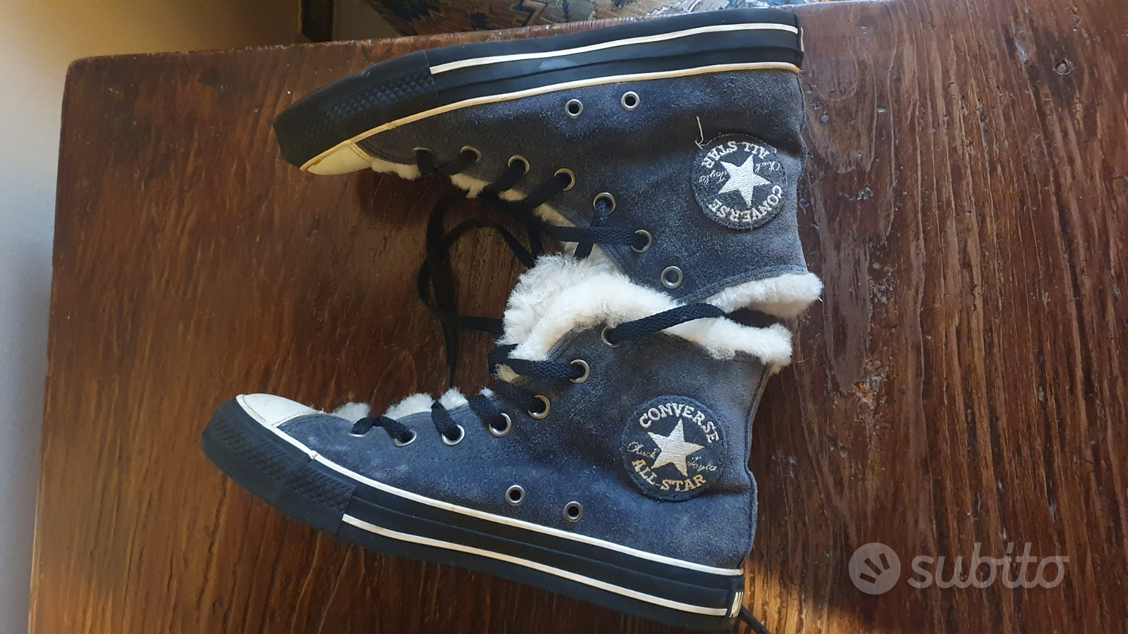 All Star alte scamosciate blu con pelo bianco Abbigliamento e