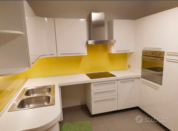 Cucina bianca con Forno SMEG, frigo freezer cappa
