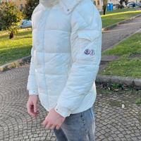 Giacca Moncler imbottita bianca con cappuccio – or
