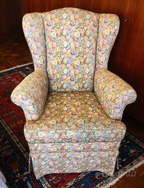 Poltrona bergére rivestita in tessuto damascato