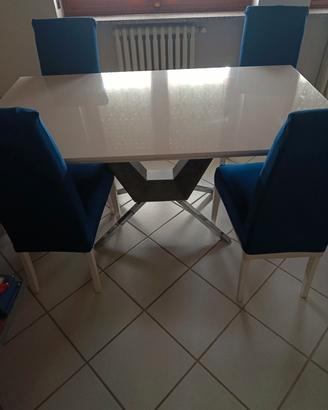 tavolo laccato bianco con quattro sedie