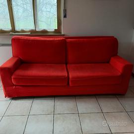 Divano rosso a due posti