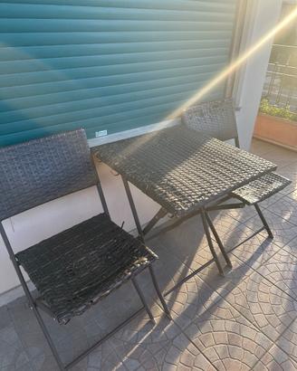 Set giardino: tavolo e 2 sedie pieghevoli