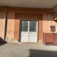 Locale Commerciale Con Doppia Serranda