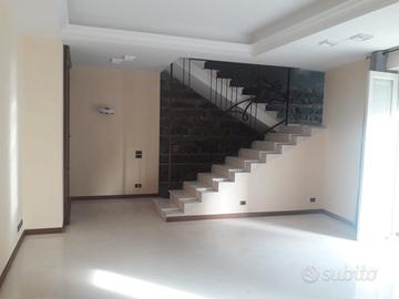 Ampio immobile con attico soprastante