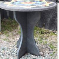 Tavoli in pietra lavica decorati a mano
