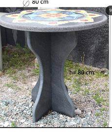 Tavoli in pietra lavica decorati a mano